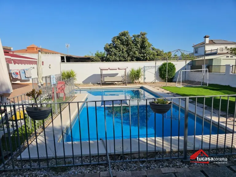 Casa con terreno en Alcolea