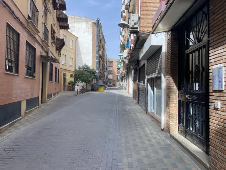 Local comercial en Av. Barcelona - Viñuela - Rescatado