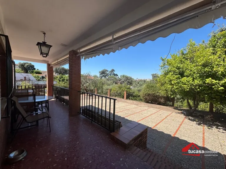 Casa con terreno en La Colina