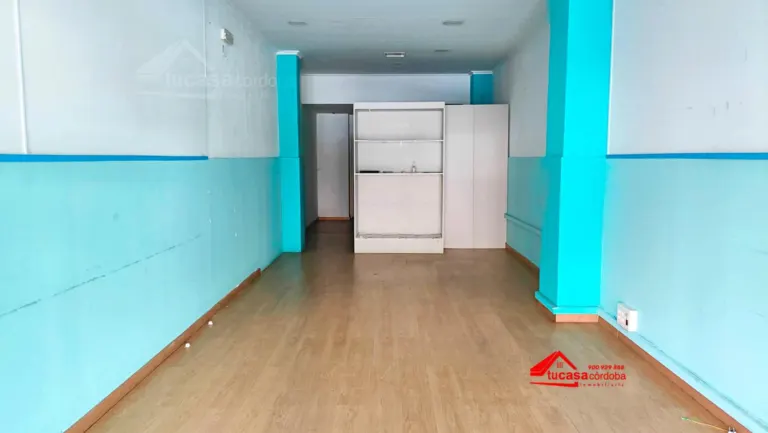 Local comercial en Av. Barcelona - Viñuela - Rescatado