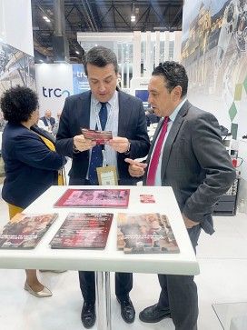 José María Bellido, Alcalde de Córdoba, atendiendo a la propuesta de servicios para el personal militar de la Base Logística del Ejército de Tierra en Córdoba